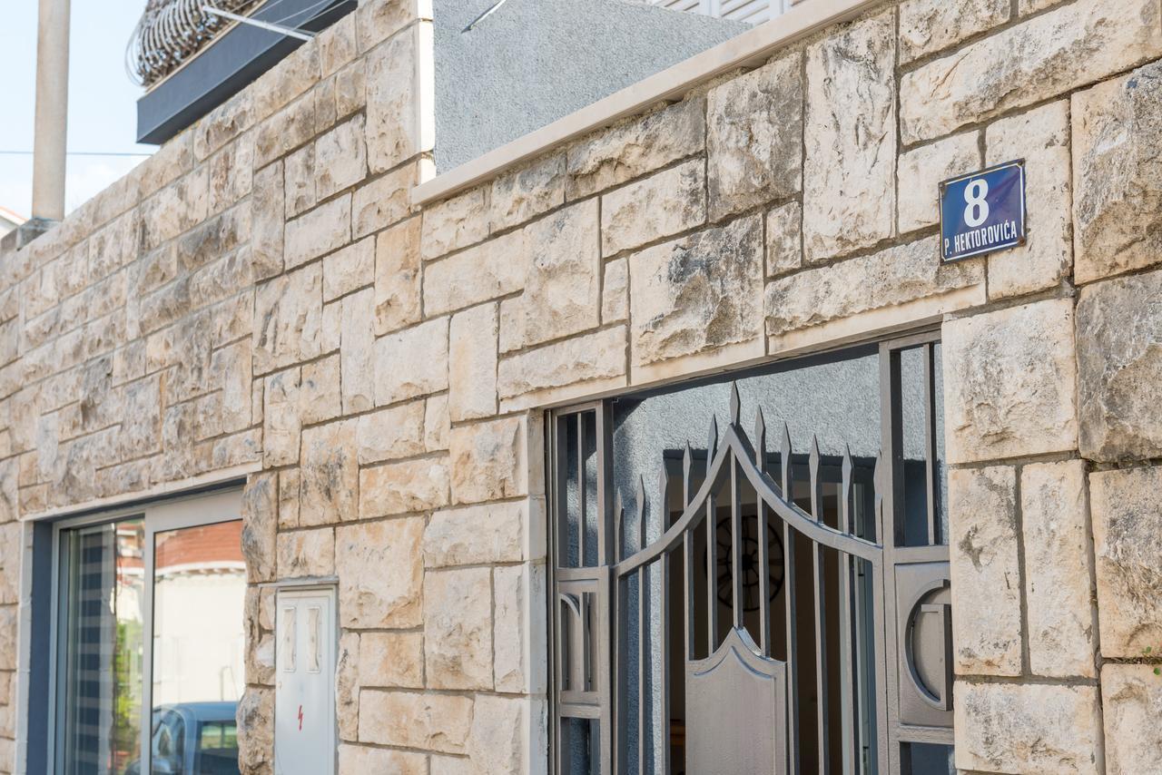 Hektor Apartman *